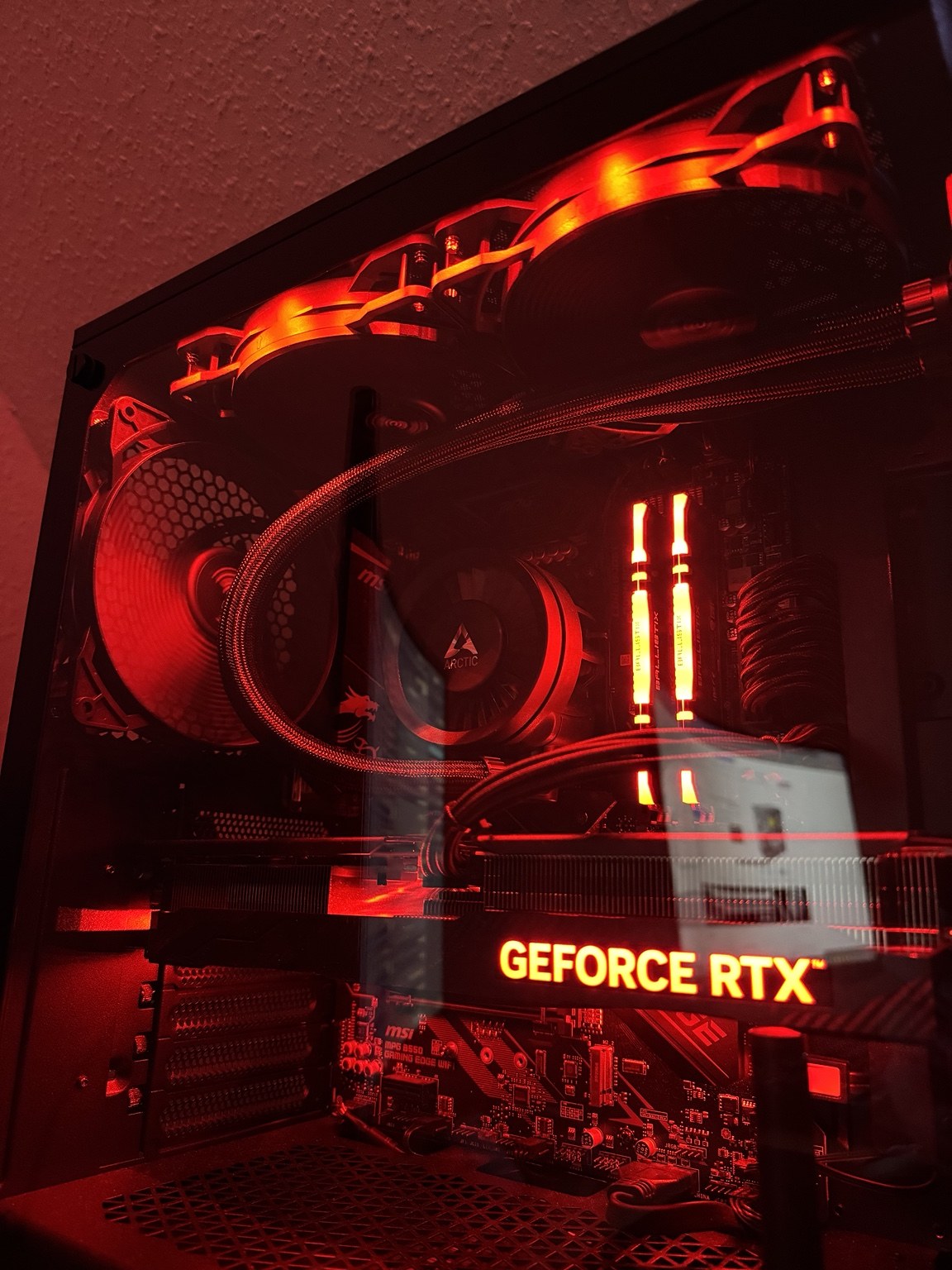 PC-Innenraum mit roter Beleuchtung und GeForce RTX