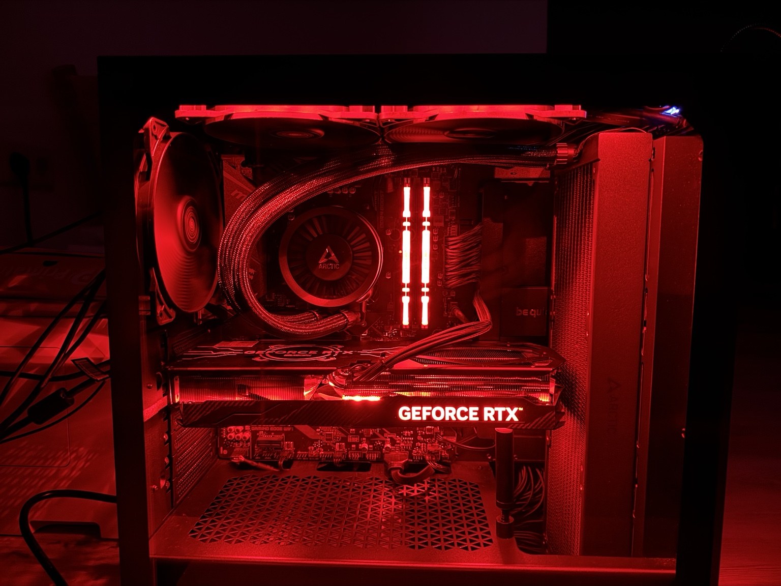 Gaming-PC Innenraum mit roter Beleuchtung