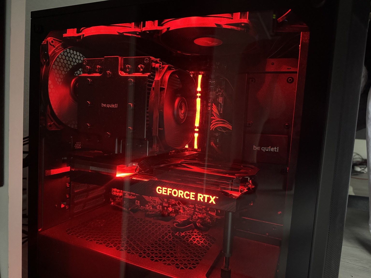 Gaming-PC mit GeForce RTX und roter Beleuchtung