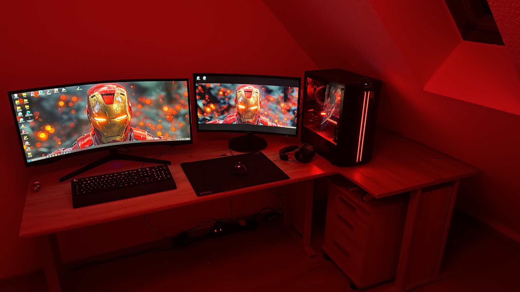 Gaming-Setup mit roter Beleuchtung