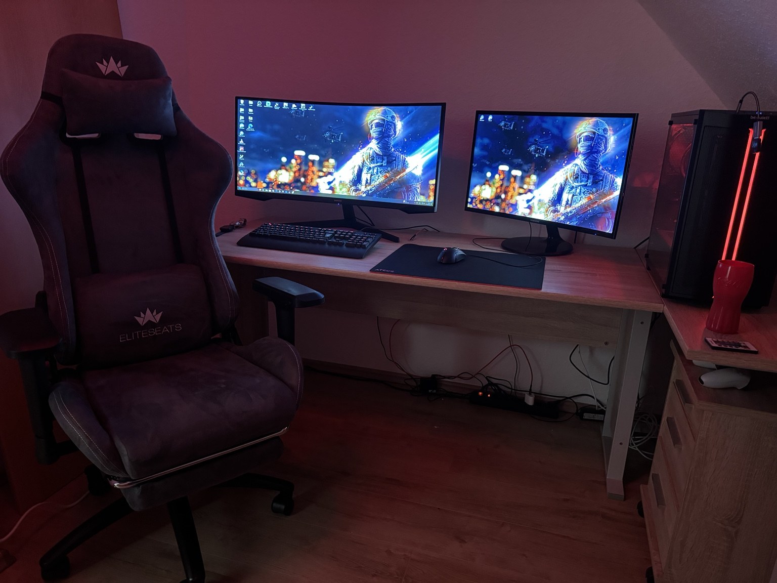 Gaming-Schreibtisch mit zwei Monitoren und Gaming-Stuhl