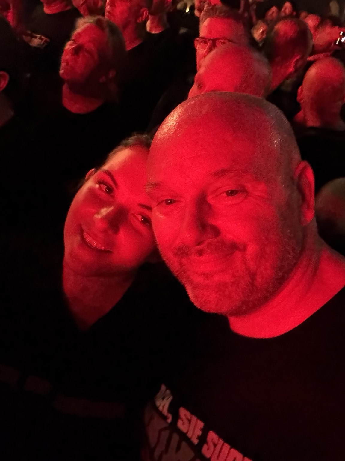 Stefan mit Partnerin im roten Konzertlicht