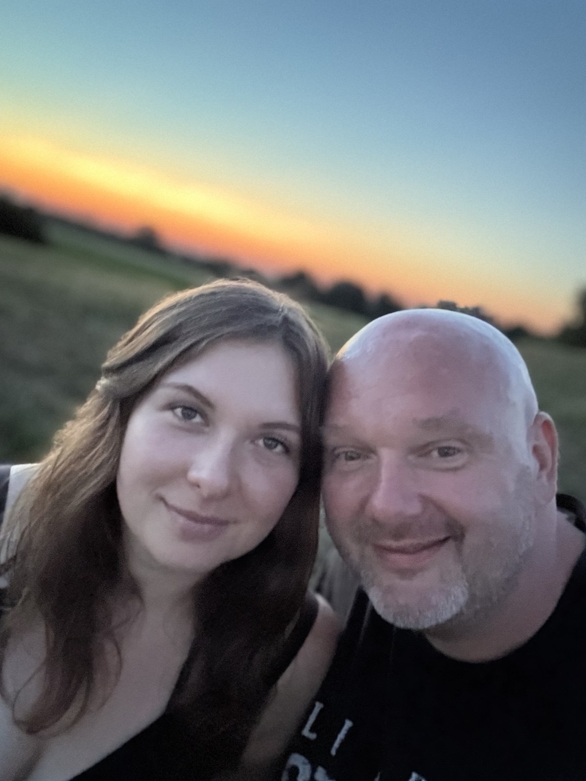 Gemeinsamer Moment bei Sonnenuntergang